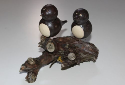Vögel Ton Set auf Rebenwurzel