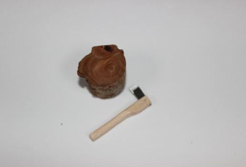 Axt mit Holzblock