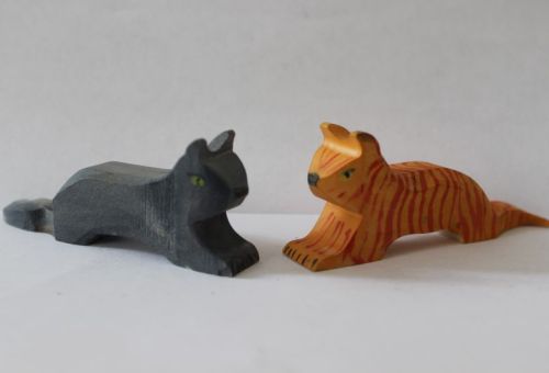 Katze liegend