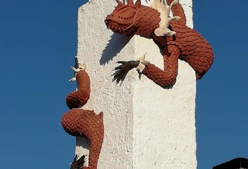 Drache um Kamin